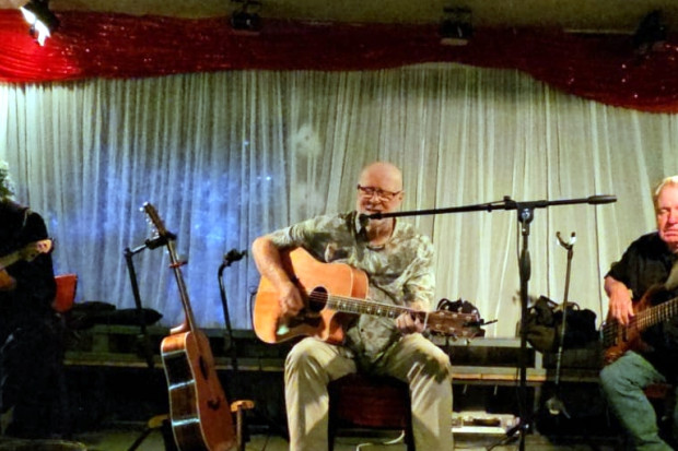Mick Hanly, Eoghan O&#039;Neill, Anto Drennan in concert.