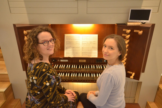 Four Hands and Four Feet at One Organ